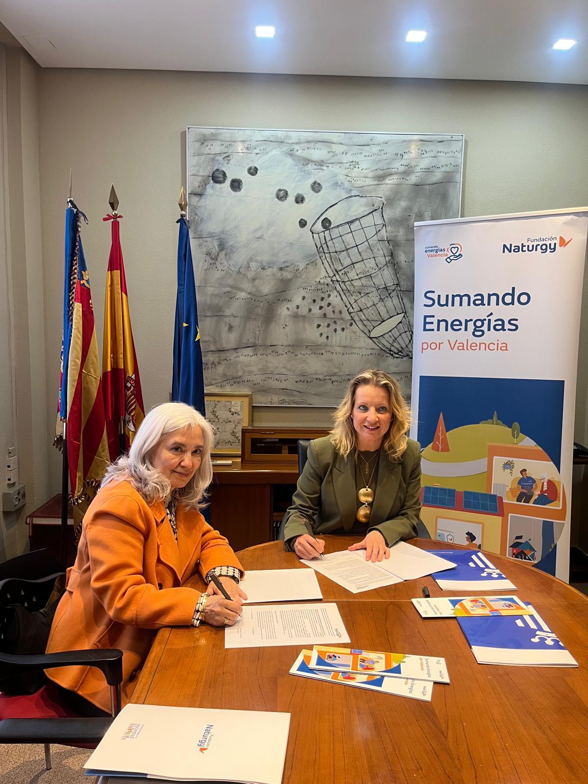 La alcaldesa de Xirivella, Paqui Bartual, durante la firma del convenio.