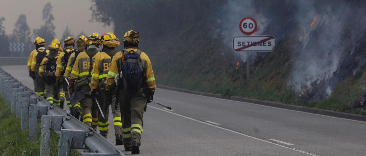 Un grupo de bomberos, el viernes, luchando contra el fuego en Valdés.
