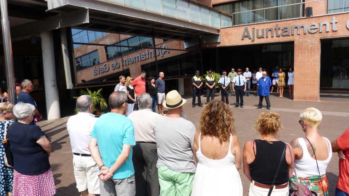 Acto de concentración frente al Ayuntamiento de Gavà en recuerdo a las víctimas del 17-A