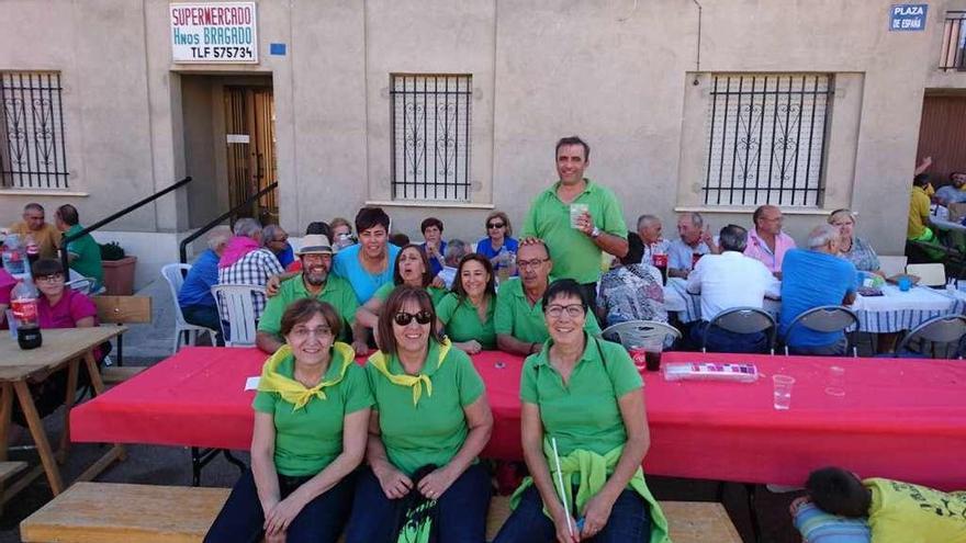 Un grupo de peñistas en la comida popular organizada en Fuentespreadas .