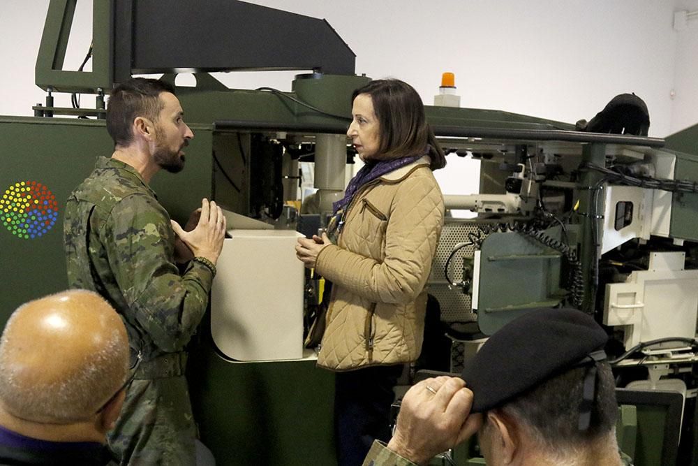 La ministra de Defensa visita la base de la Brigada