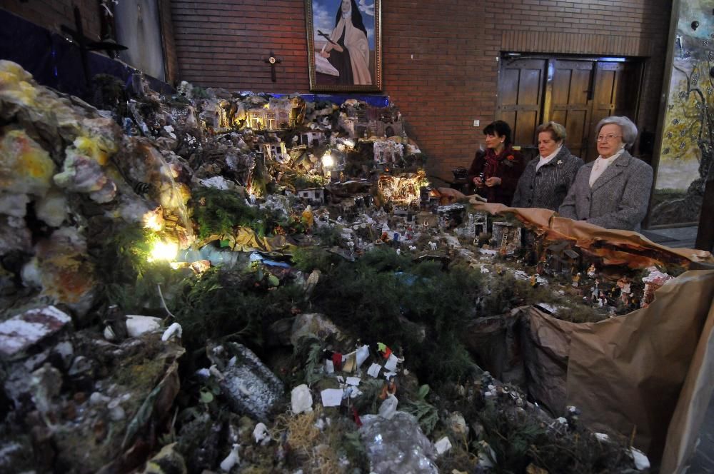 Tensi Orejas en la iglesia de San Pedro de Mieres con el belén que ha construido