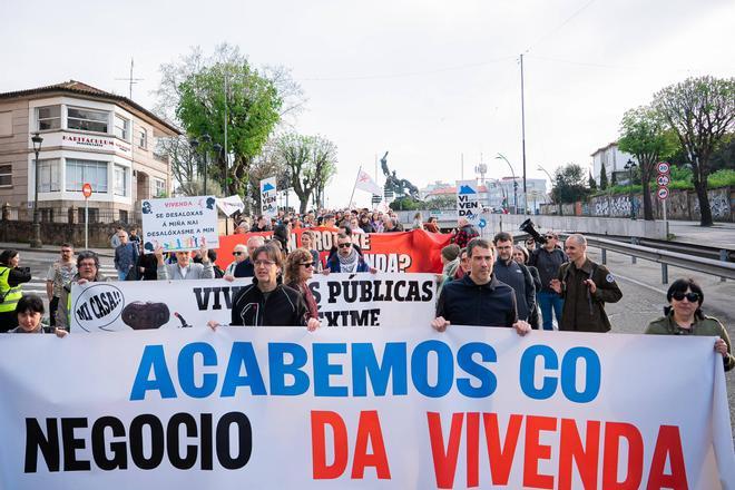 Una multitud clama por el derecho a la vivienda en las calles de Vigo