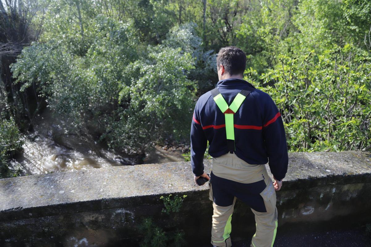 Un bombero observa el arroyo Pedroche durante las tareas de búsqueda.
