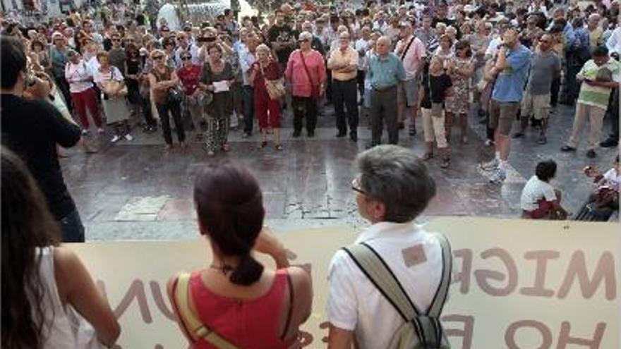 La Plaza de la Virgen acogió ayer la concentración contra el Real Decreto aprobado hace un año.