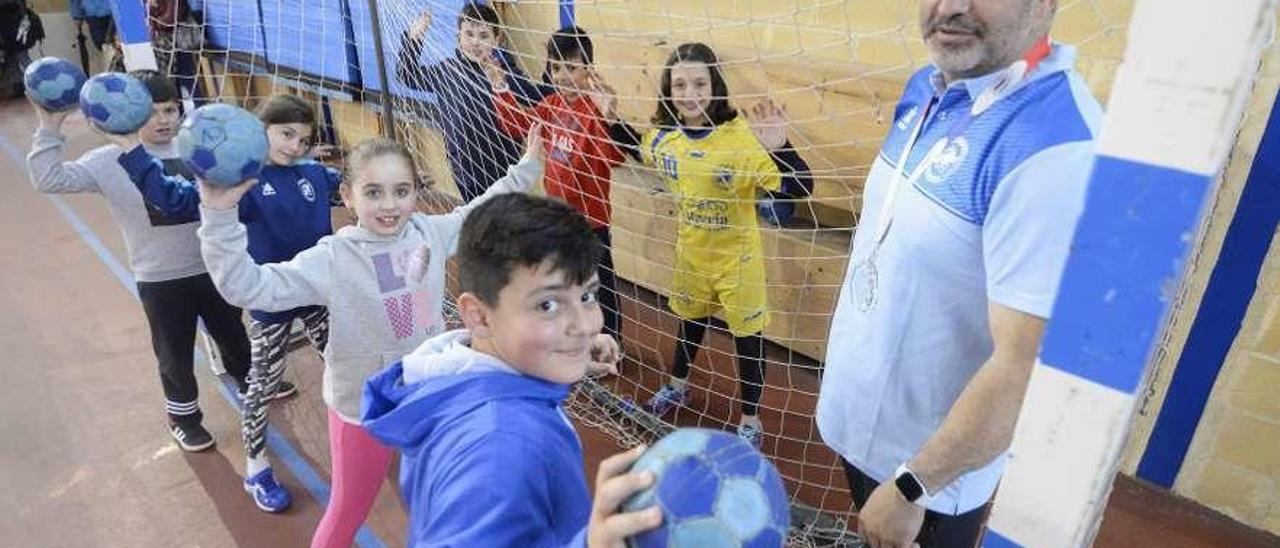 Israel Blanco, con el equipo de balonmano de Corvera del que es entrenador.