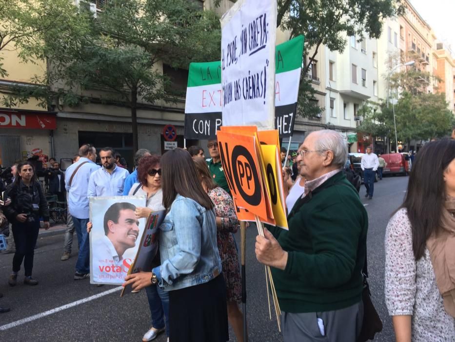 Tensa llegada de los militantes al Comité Federal del PSOE