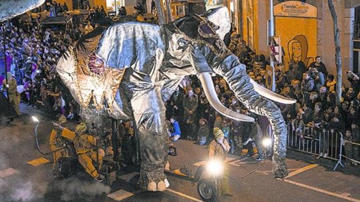 Un enorme elefante con ruedas causa expectación en la ronda de Sant Antoni.