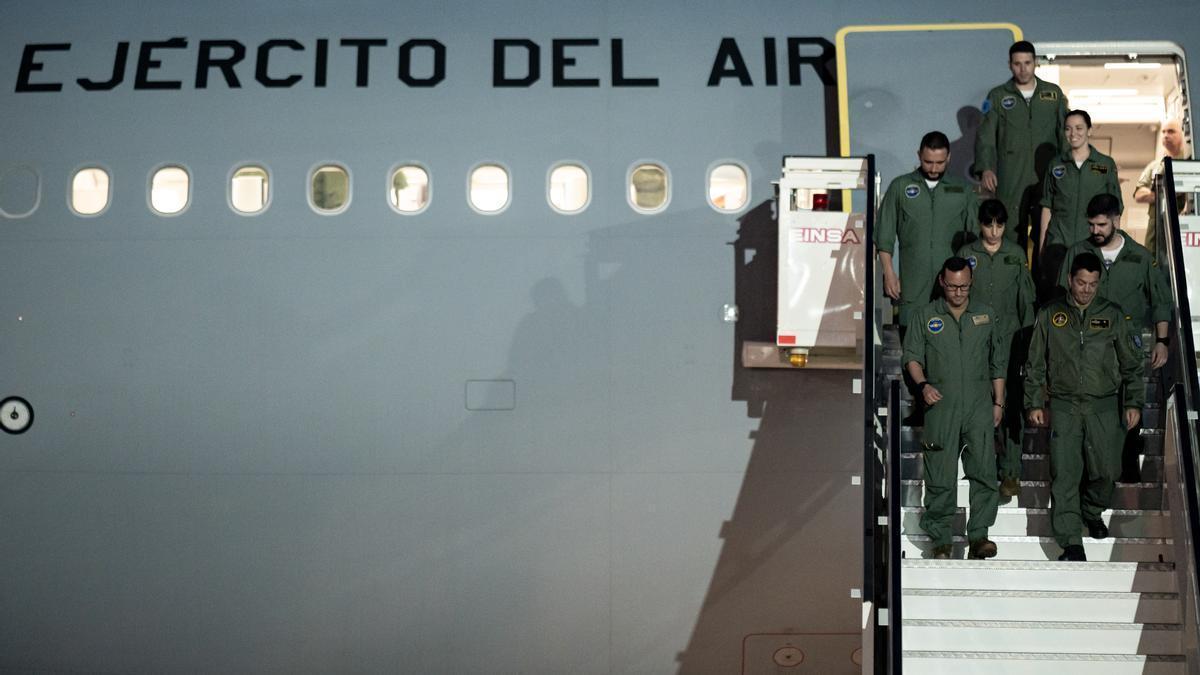 Llegada de los miembros de la UMAER que han intervenido en la evacuación del ciudadano español Alex García.