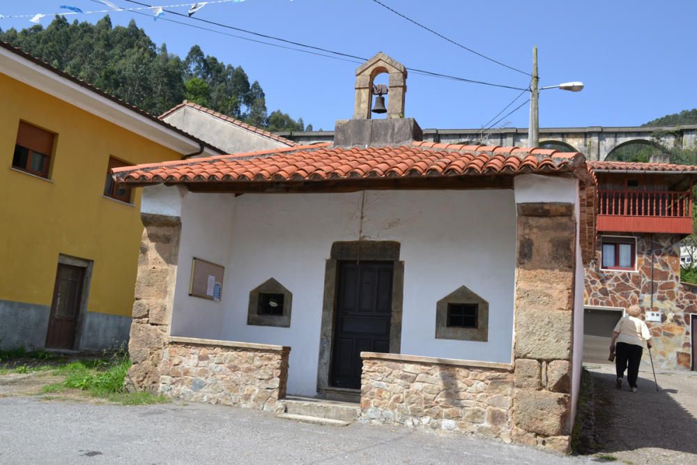 Los vecinos del pueblo de Prámaro, orgullosos de las dos capillas que tienen dedicadas a la Virgen de los Remedios y al Ángel de la Guarda