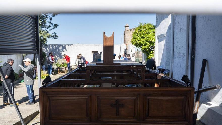 Galería | Así se monta el paso del Cristo del Amparo de Cáceres