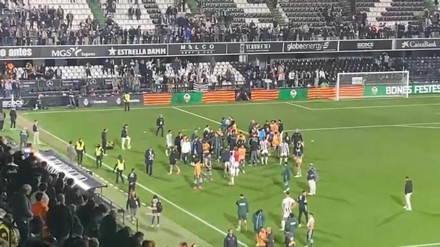 Vídeo: La trifulca final entre jugadores del Racing de Santander y Castellón