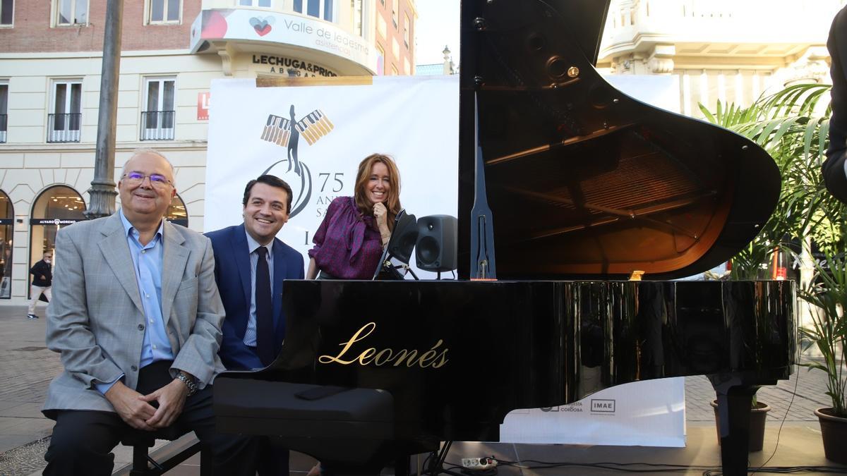 El alcalde de Córdoba, José María Bellido, junto a la teniente de alcalde Marián Aguilar y el director del Festival de Piano Rafael Orozco, Juan Miguel Moreno Calderón