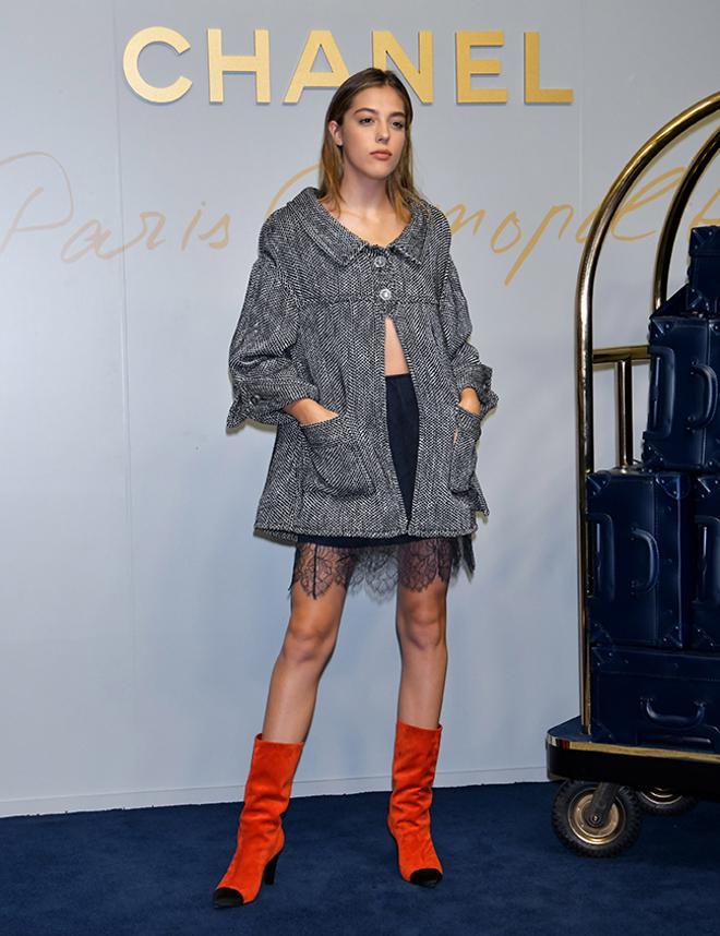 Sistine Stallone en el desfile Metiers d'Art Collection de Chanel en Tokyo