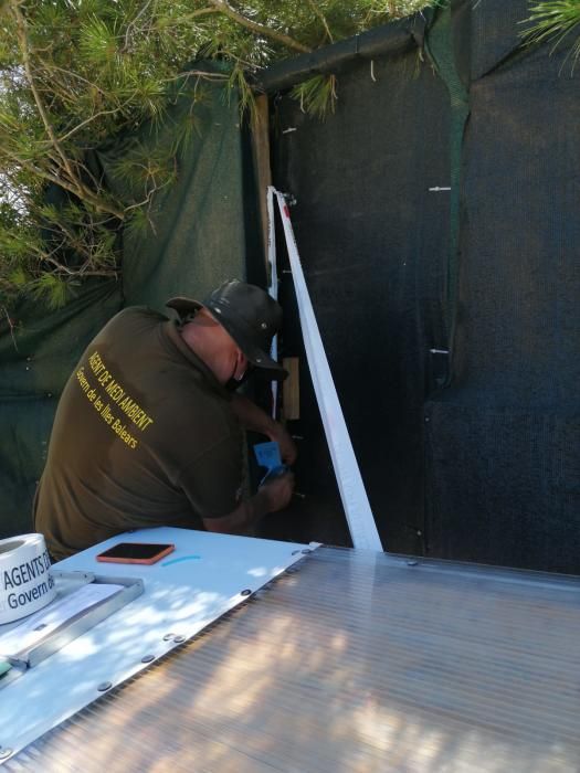 Die Polizei sperrt die illegale Strandbar in der Cala Varques ab