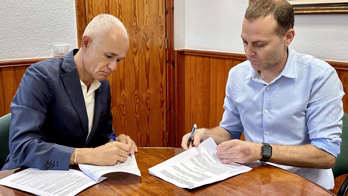 Miguel Villarroya (d) y Leopoldo Díaz Noda durante la firma del convenio del Plan Parcial El Mojón.