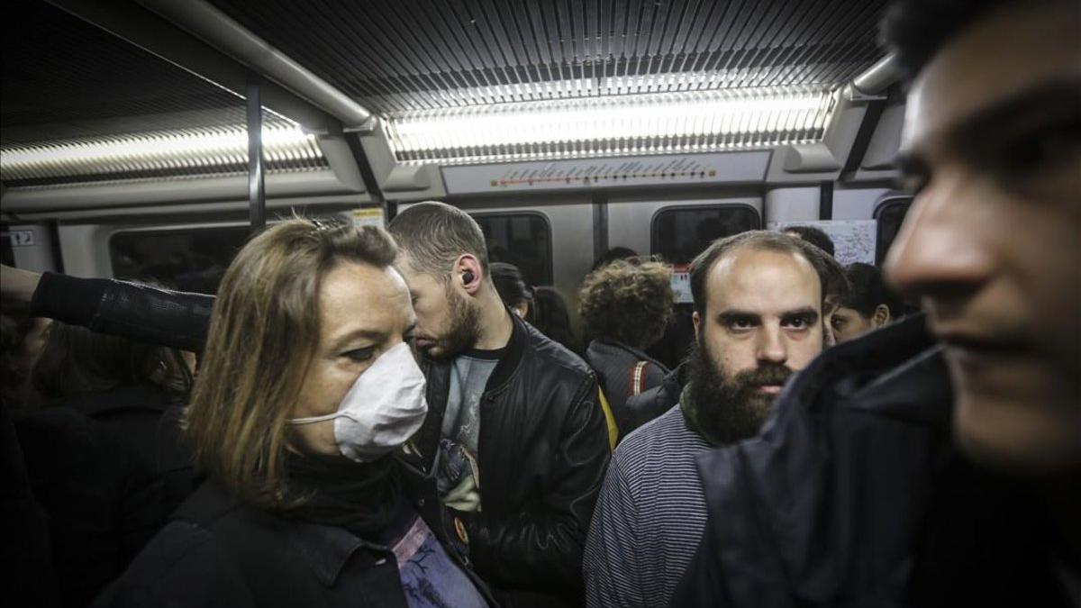 Una mujer con mascarilla en el metro de Barcelona, por temor al contagio de coronavirus