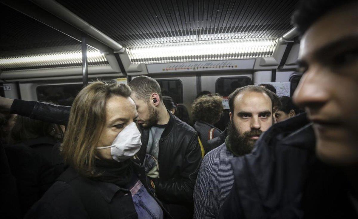 Una mujer con mascarilla en el metro de Barcelona, por temor al contagio de coronavirus.