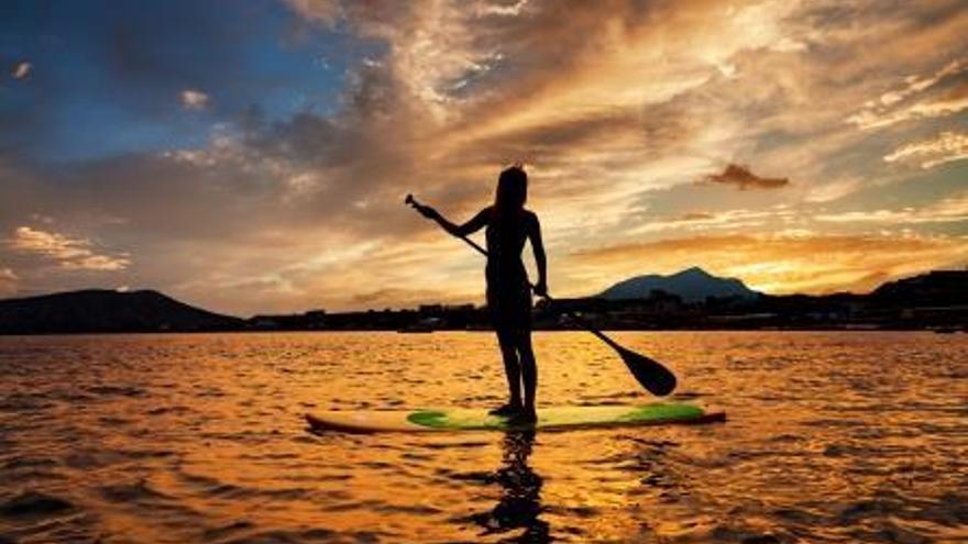 Práctica de Stand Up Paddle al atardecer.