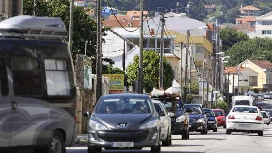 Vehículos circulando por la Avenida de Vigo.  // Gonzalo Núñez