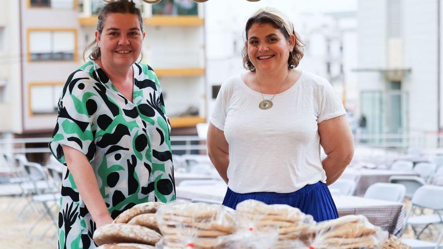 Meritxell Ferrer y Mireia López ayer con los panes en Puig des Molins. | TONI ESCOBAR