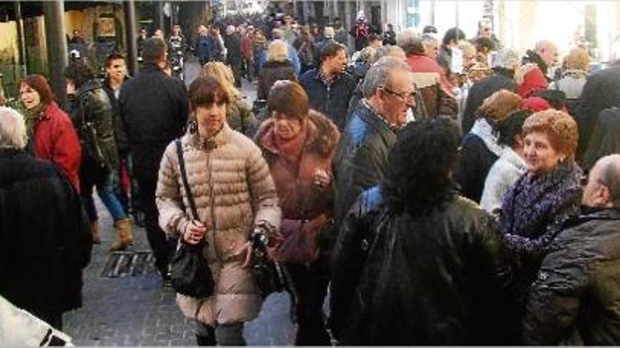 Milers de persones van passejar i comprar pels carrers d&#039;Olot.