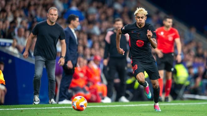 Flick observa una carrera de Lamine Yamal en el Espanyol-Barça en el que los azulgranas lograron la Liga.