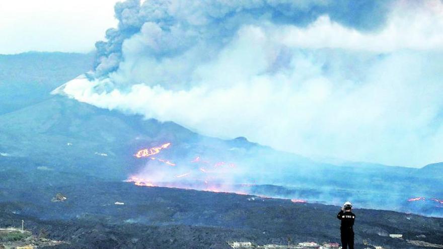 Un miembro de la Unidad Militar de Emergencias (UME) observa los flujos de lava, el miércoles. | // L. ORTIZ