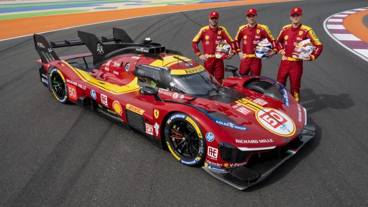 Miguel Molina, en el centro, junto a sus compañeros Fuoco y Nielsen y el Hypercar de Ferrari