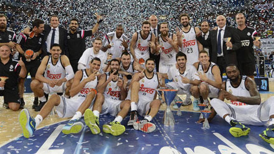 La plantilla del Real Madrid celebra la victoria.