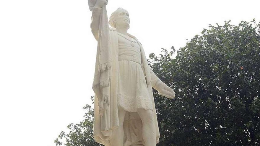 Imagen de la estatua de Colón, ya con la réplica colocada en su mano izquierda.