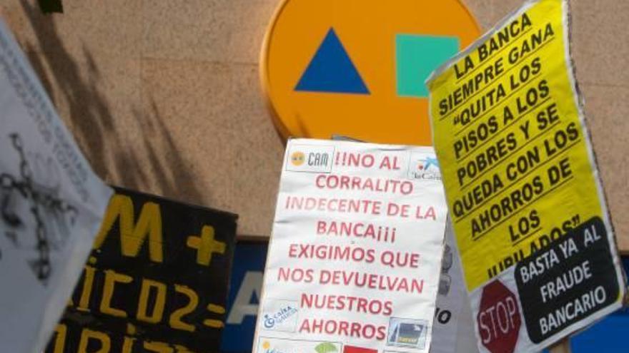 Una de las protestas de afectados por la compra de cuotas participativas de la CAM.