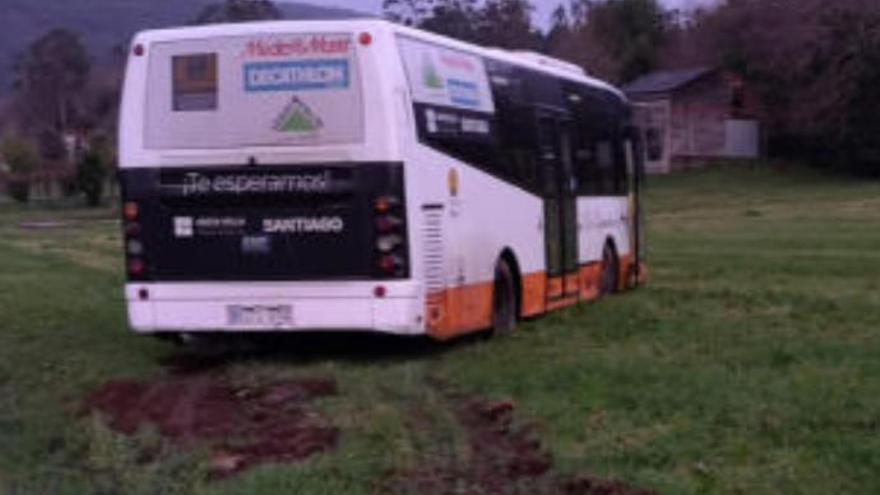 Una monitora de autobús escolar evita un accidente tras desmayarse el conductor