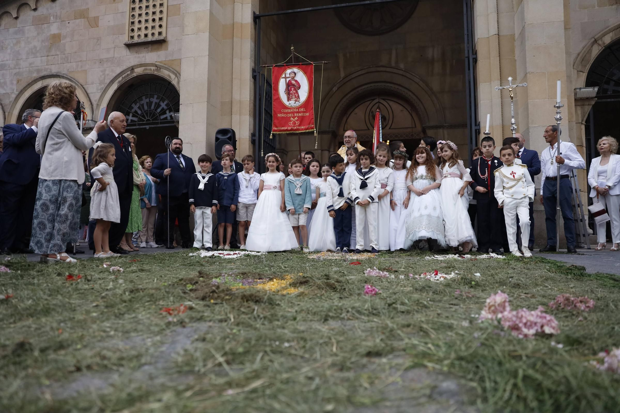 Pétalos, incienso, niños... así fue la procesión del Corpus Christi en Gijón (en imágenes)