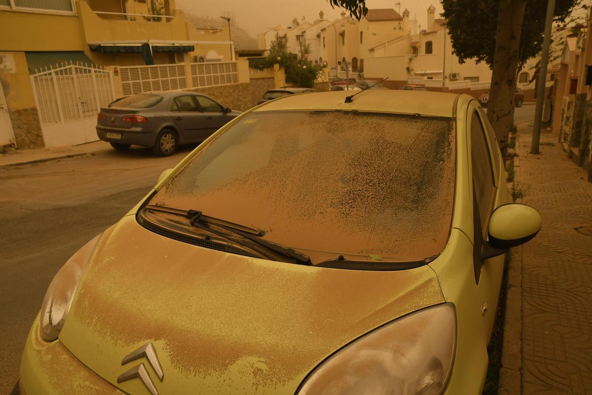 Vehículo cubierto de polvo en Roquetas de Mar.