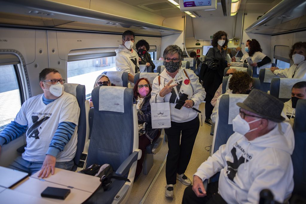 Los vecinos de las vías, celebran su primer viaje en el nuevo tren soterrado