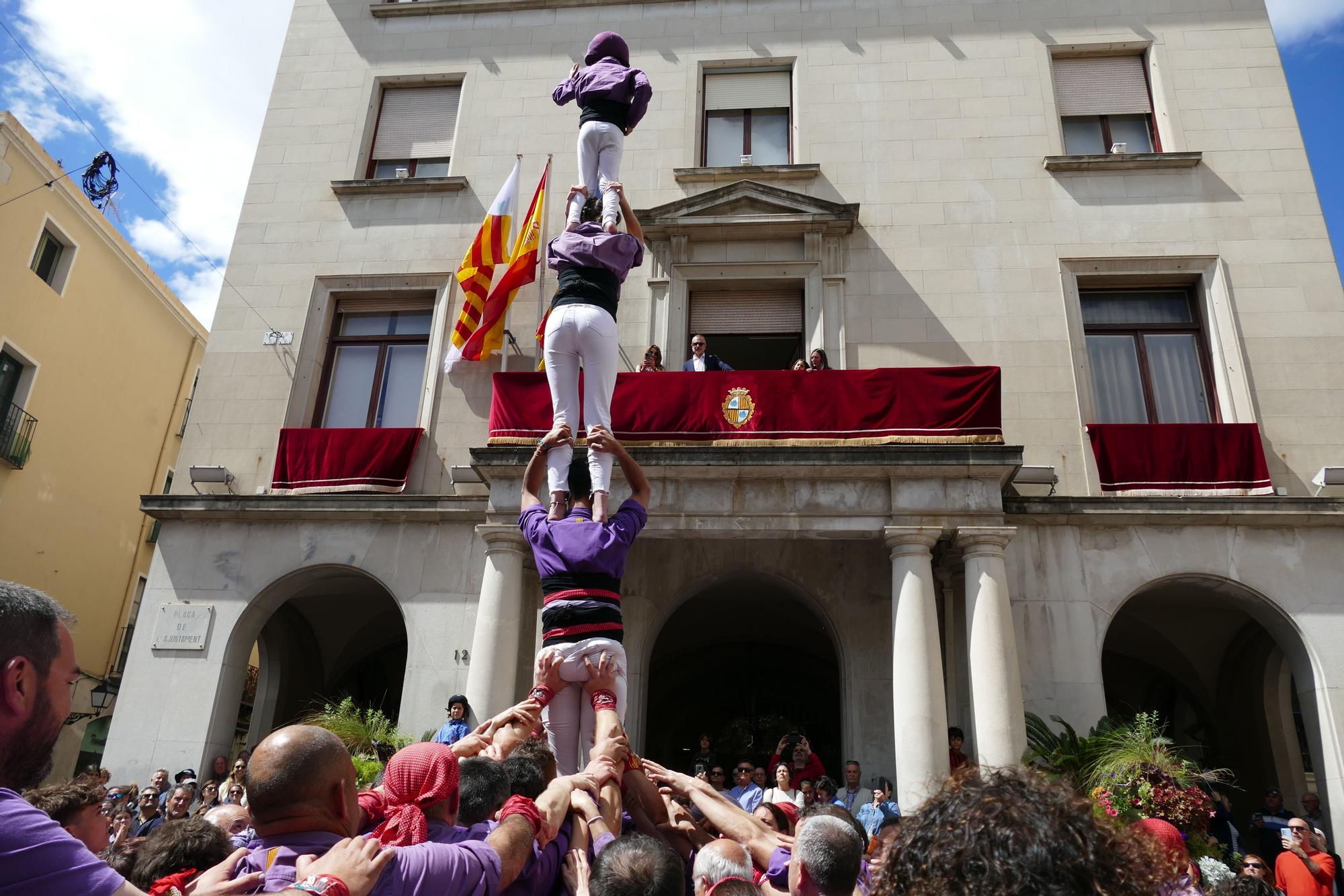 La plaça es tenyeix de colors amb la Diada Castellera de Santa Creu