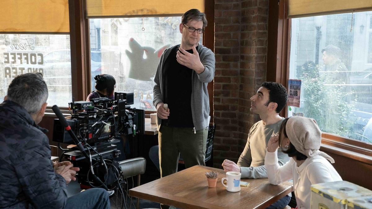 Bill Lawrence, de pie en el centro, con Brett Goldstein (Louis) y Lukita Maxwell (Alice) en el rodaje de 'Terapia sin filtro'