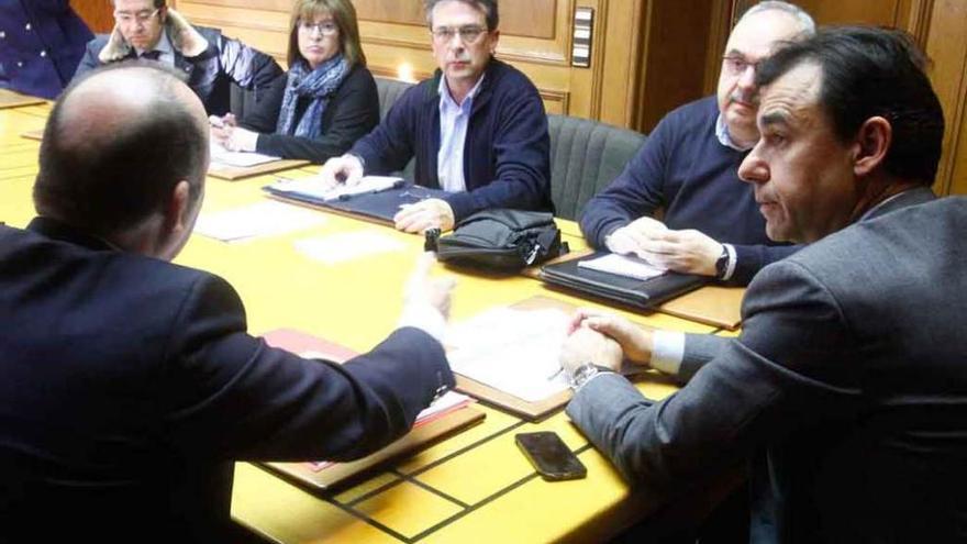 Maíllo preside la Mesa del Diálogo Social con sindicatos y patronal, ayer en la Diputación.
