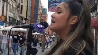 Esto es lo que pasa cuando alguien canta desde el corazón en plena calle Triana