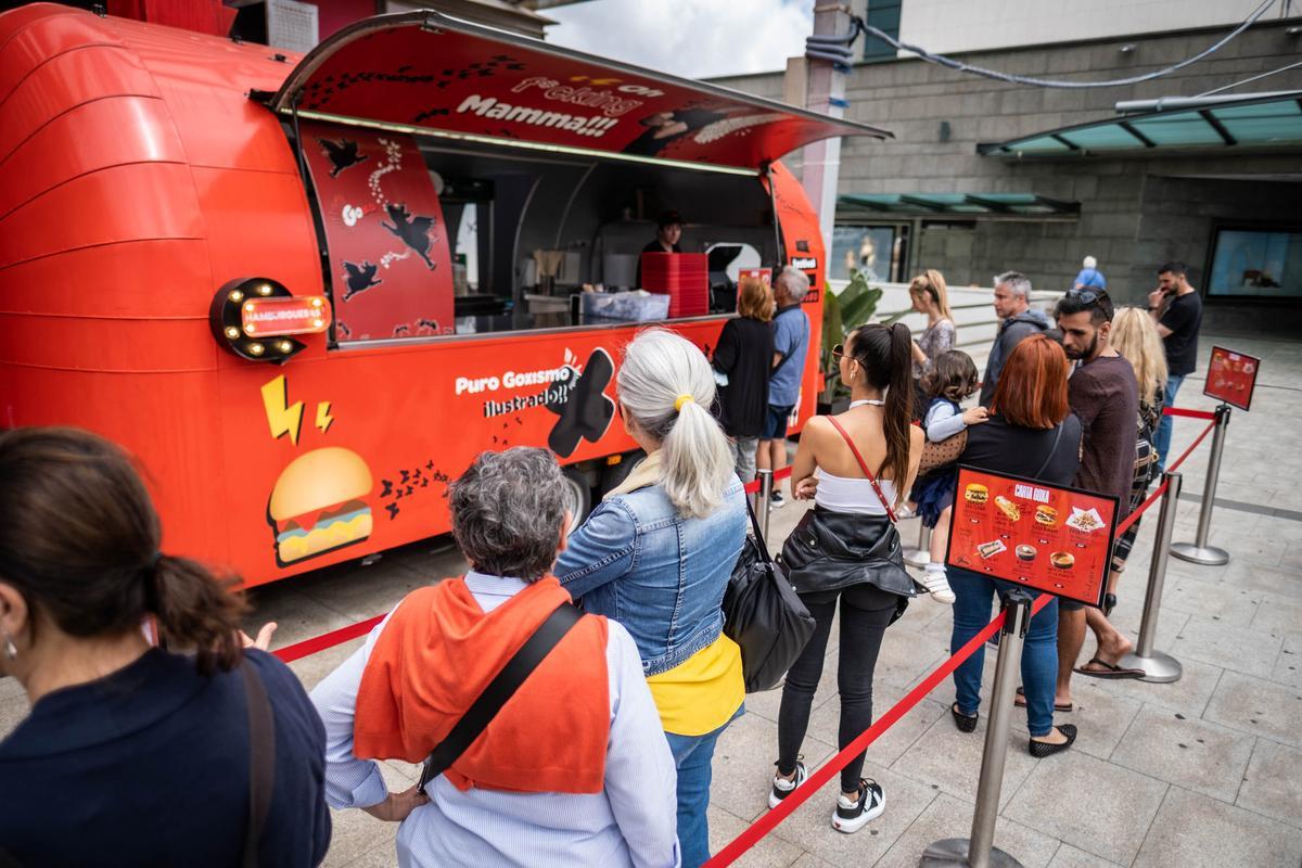 Colas en el estreno en Tenerife de GoXo, la food truck de Dabiz Muñoz