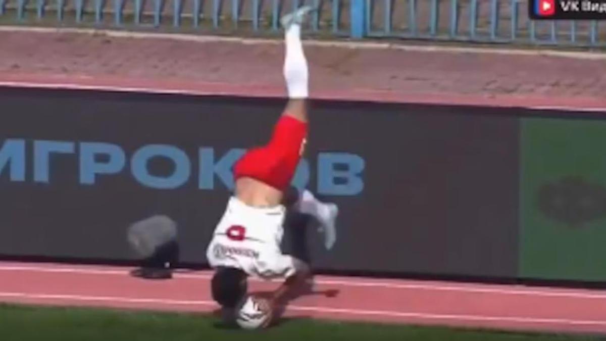 La jugada de Nader Mohammadi, defensor iraní del  Spartak Kostroma (segunda división de Rusia9.