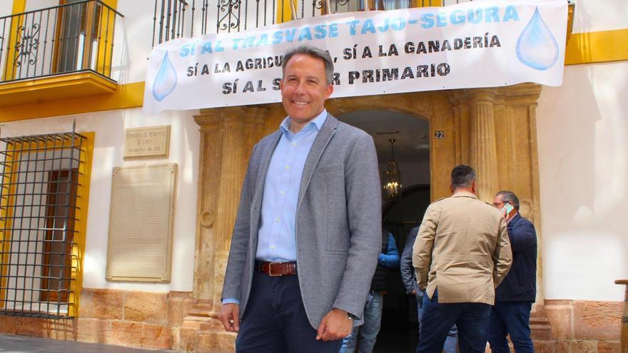 El alcalde de Lorca, Fulgencio Gil Jódar, en la Corredera a las puertas de la Comunidad de Regantes
