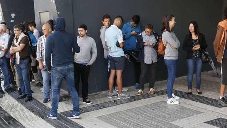 Aficionados del Celta guardan cola, ayer, para renovar el abono para la próxima temporada. // Ricardo Grobas