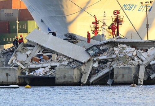 Una torre de control se desploma en el puerto de Génova