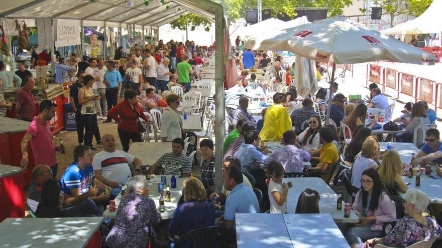 Asistentes saborenado tapas en la Feria Andaluza.
