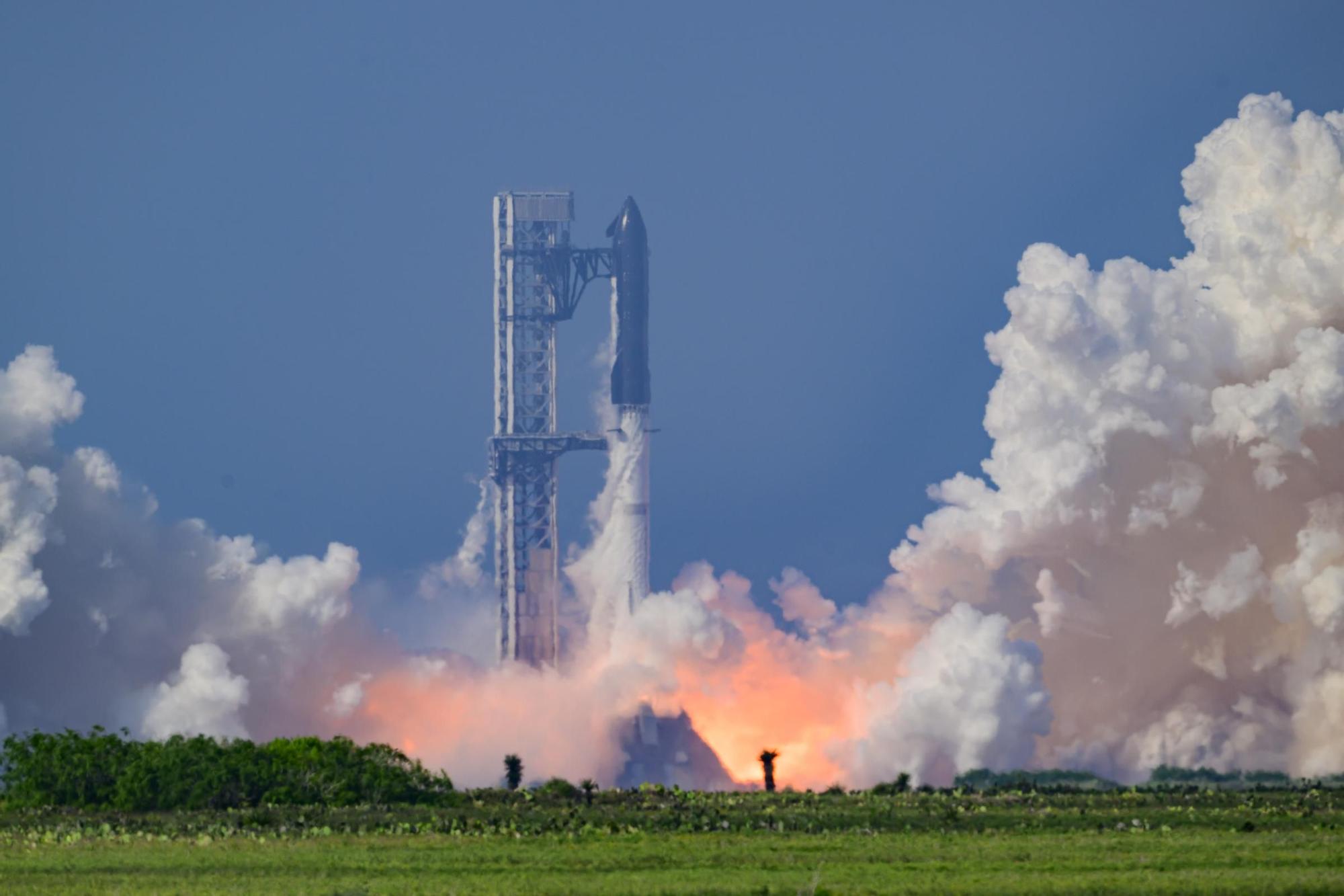 La nave Starship V3, de SpaceX, en el momento del despegue en Starbase, Texas.