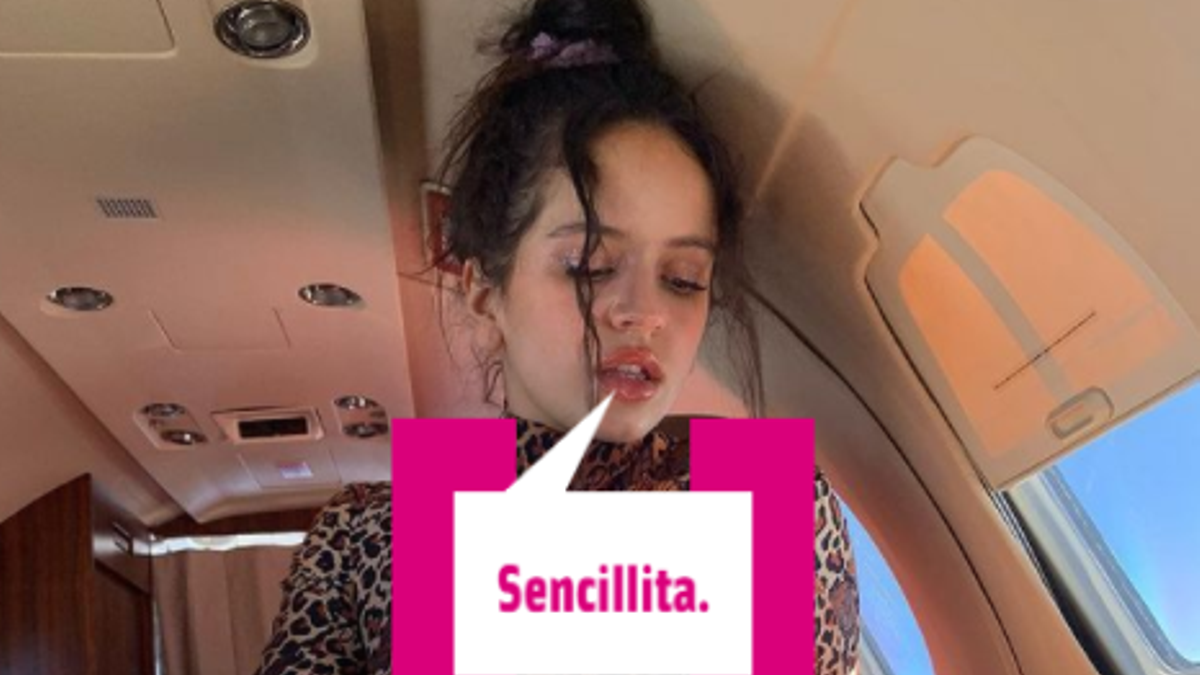 Rosalía en su avión sencillita.