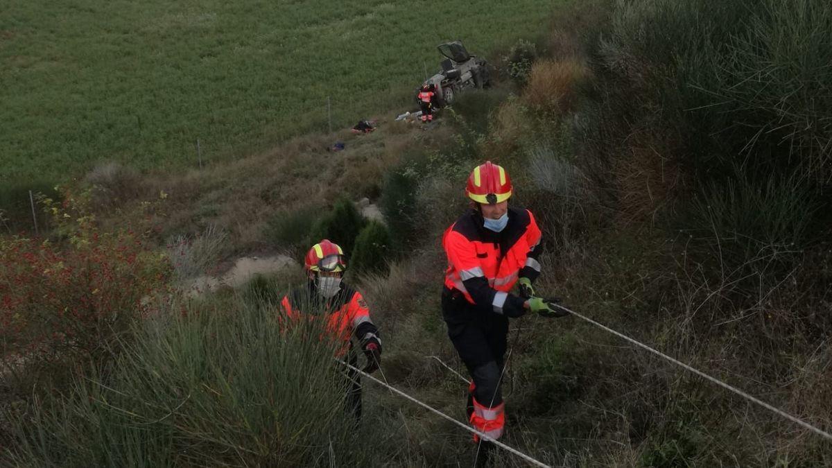 Los bomberos descienden al lugar donde se encuentra el coche