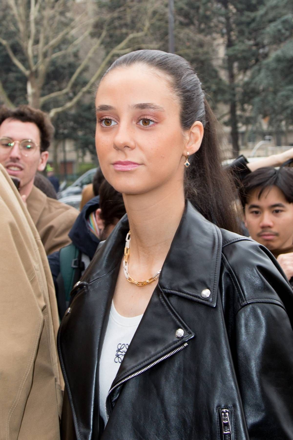 El impactante look de Victoria Federica en negro y amarillo en París - Woman